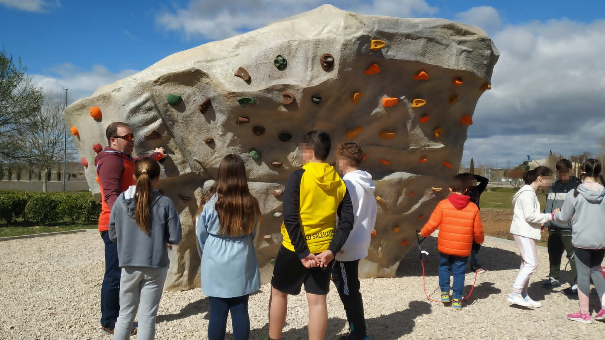 clase de bulder en el rocódromo de Valdeluz